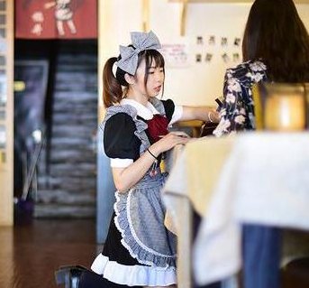 女仆跪着用乳伺候主人(女仆乳伺主人，体态婀娜姿态优美)