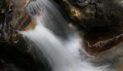 流水汩汩(水流不息，无法阻挡：流水汩汩)