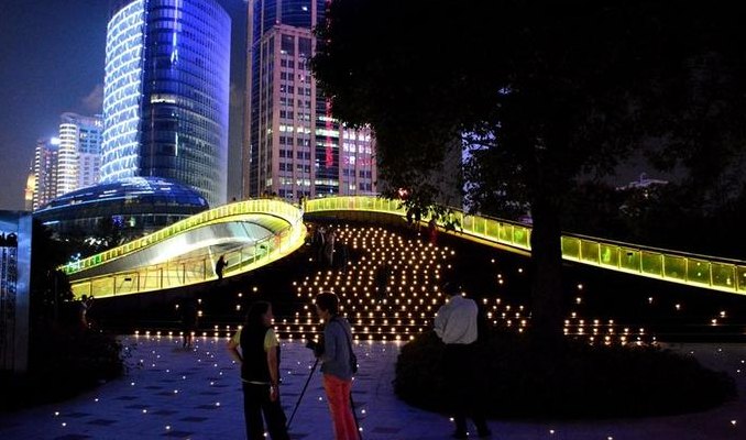 上海新外滩(上海外滩再添新景，彩虹桥亮相成为新亮点)