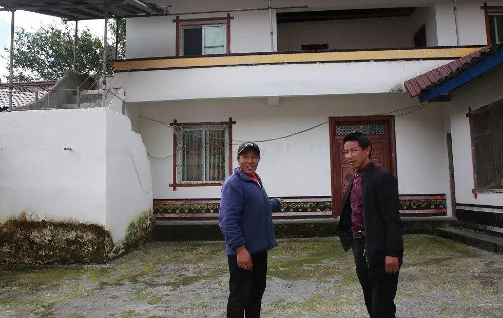 泸定居民凌晨坐门口(泸定居民凌晨坐门口，讲述夜间生活细节)