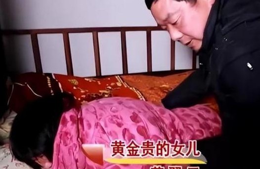 2年未归家爸爸开门时3个女儿扑上来(女儿齐扑爸爸致感人一幕！)