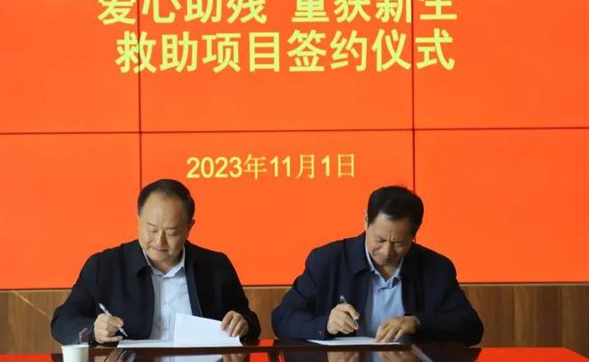 晓成员(晓成员帮助慈善机构展开慈善活动，新闻报道赞扬其善举)