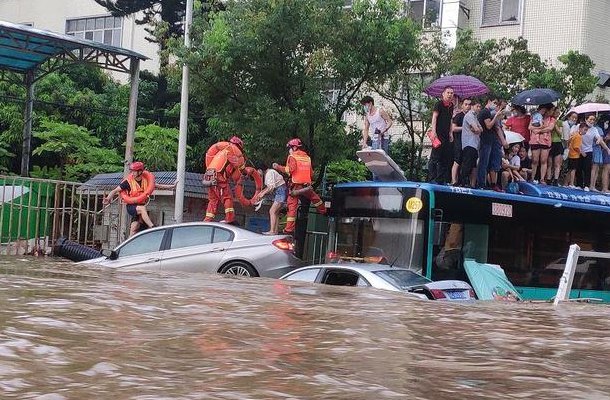 公交车涉水被困(公交车涉水被困，如何破局？)
