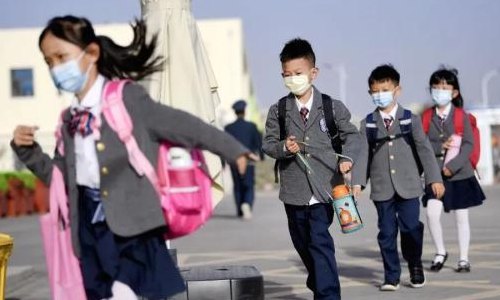 小学生记错开学时间独自上学(小学生误记开学时间独自走返校路)