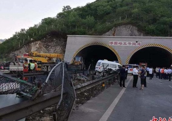 张石高速公路(张石高速公路发生事故，多人受伤，交通受阻。)