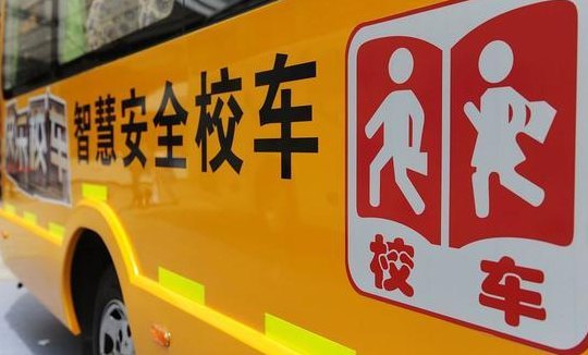 7座小车塞进33名幼童当校车（七座车小朋友算吗）