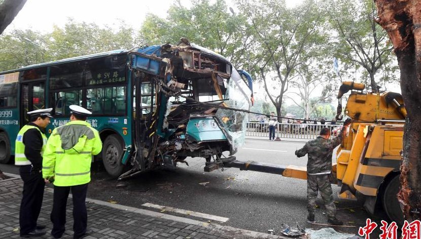 公交车撞人(公交车撞倒行人，致多人伤亡)