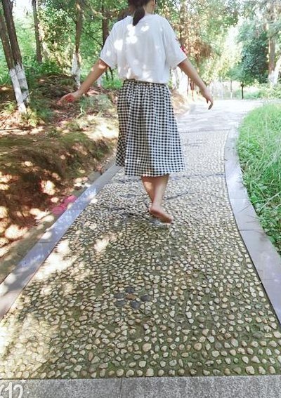 光脚走石子路（光脚走石子路脚疼）