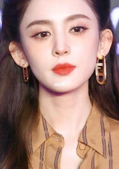 娜扎是单眼皮还是双眼皮（娜扎是单眼皮还是双眼皮 新闻）