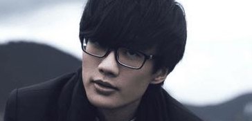 飞蛾扑火许嵩(许嵩新歌《浮夸世界》探讨人性弱点)
