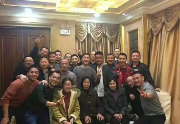 帮大哥出马(大哥担当重任，主动出击)