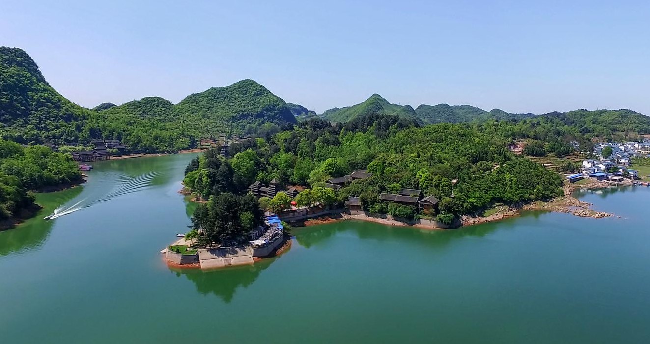 清镇红枫湖(清镇红枫湖的新可以是红枫湖畔的清镇美景)