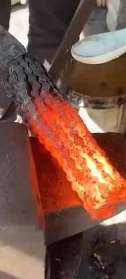 有一根烧红的铁钉(烧得通红的铁钉)