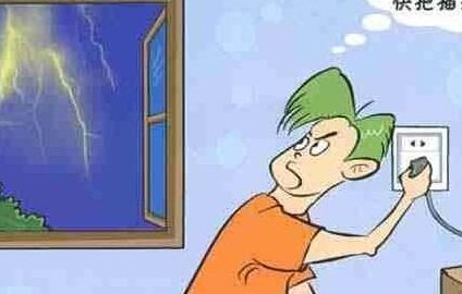 打雷的时候可以玩电脑吗（打雷可以玩电脑吗有危险吗）