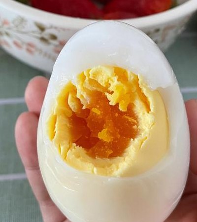鹅蛋怎么吃好吃（煮熟的鹅蛋怎么做好吃）