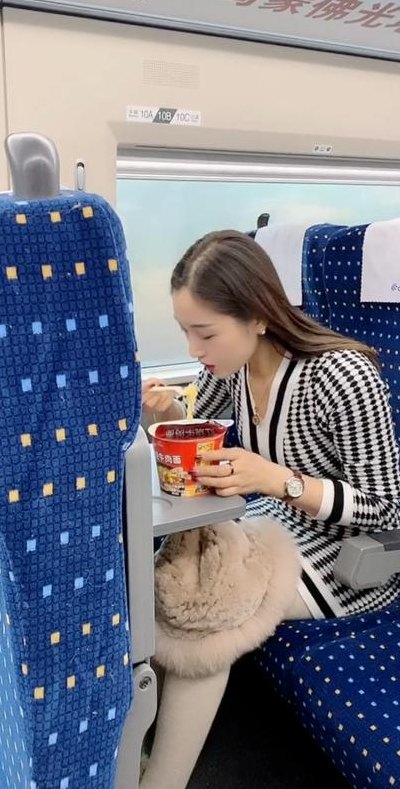 高铁泡面（高铁泡面姐）