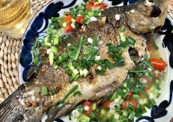宁波特色美食（宁波特色美食葱烤鲫鱼）
