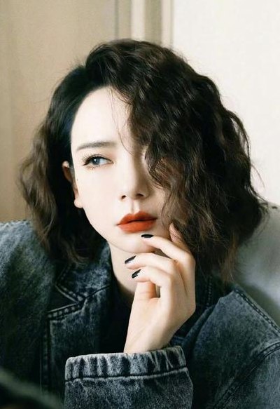 戚薇短发发型图片大全（戚薇短发发型图片大全大图）