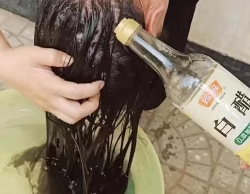 醋洗头发的正确方法（醋洗头发怎么洗）