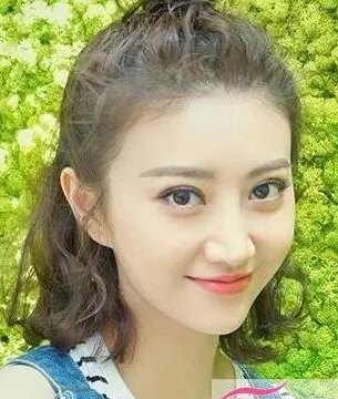 短卷发怎么扎好看（短卷发怎么扎好看减龄最流行的短卷发怎么扎好看）