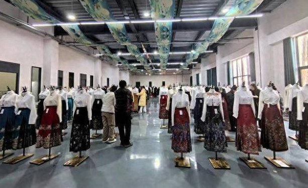 进货价35元衣服卖多少（一件衣服进货30卖多少合适）