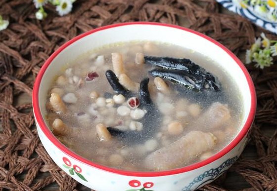 鸡脚煲什么汤好祛湿（鸡脚煲什么汤清热祛湿）