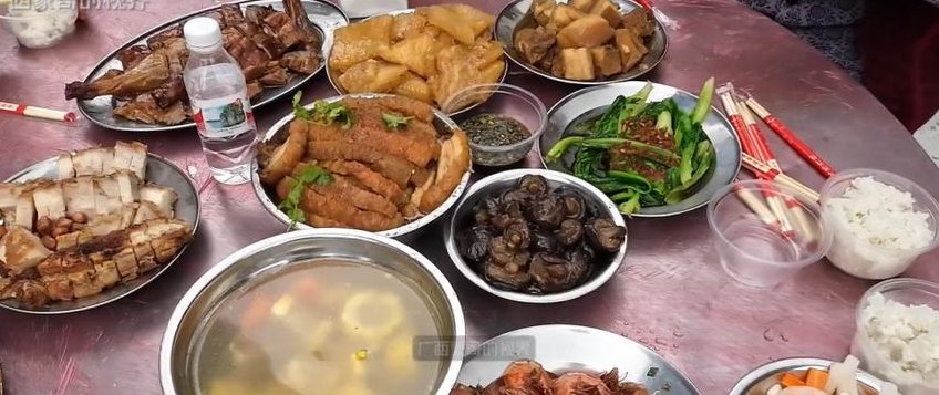梦见吃酒席（梦见吃酒席别人都吃过了,只有我自己吃了）