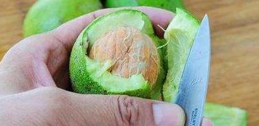 核桃皮怎么去掉（核桃皮怎么去掉外皮视频）