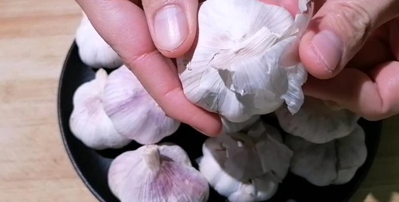 快速剥蒜（快速剥蒜的方法）