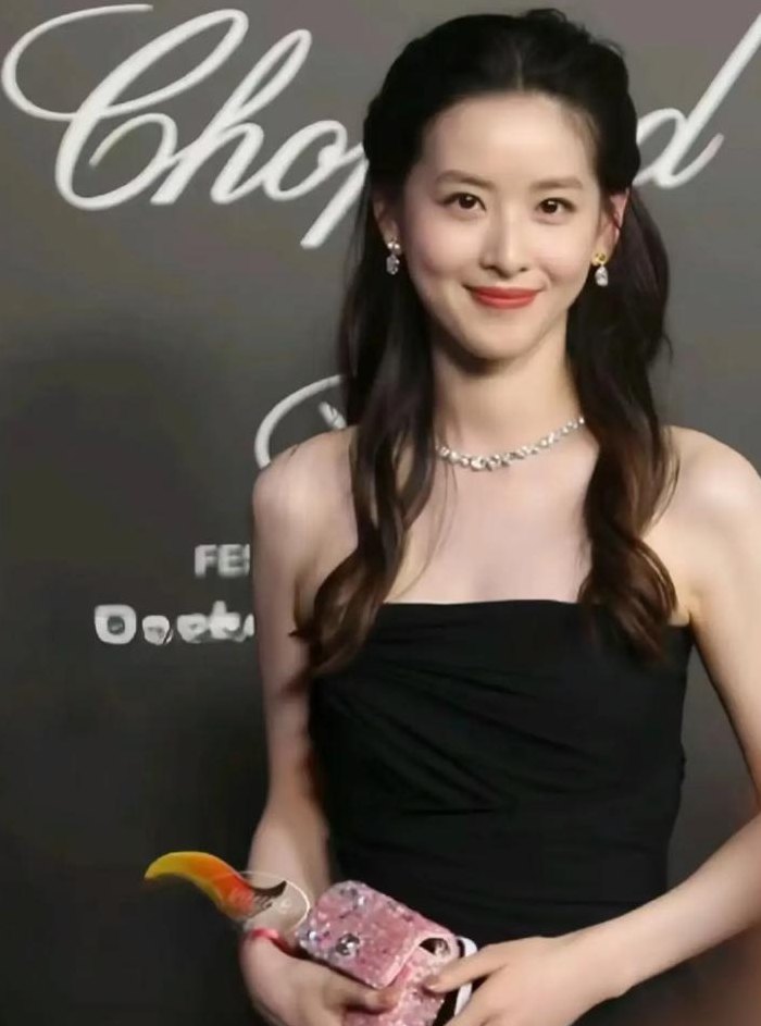 章泽天父亲（章泽天父亲家族有政府背景吗）
