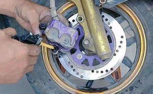电动车碟刹怎么调松紧（电动车碟刹怎么调松紧 图解法）
