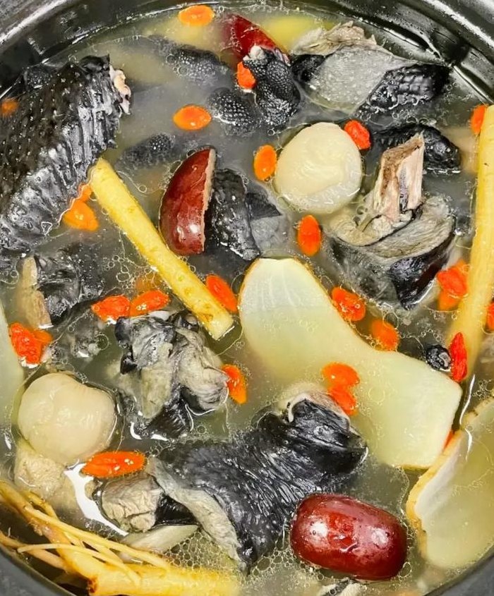 顿乌鸡汤都需要什么材料（炖乌鸡汤放什么食材最好的）